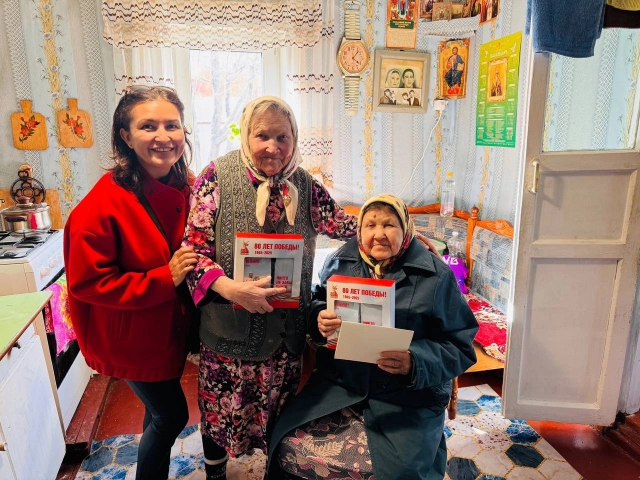 В ТОС «Арское» активисты поздравили жителей, чьё детство опалила Великая Отечественная война! 