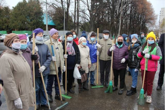 В парке «Семья» прошел общегородской субботник