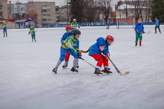 Продолжается городской турнир по хоккею с мячом среди дворовых команд территориальных общественных самоуправлений