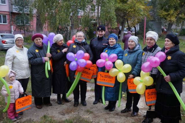 В день пожилых людей автоинспекторы и Ассоциации ТОС Ульяновской области поздравили пенсионеров с праздником