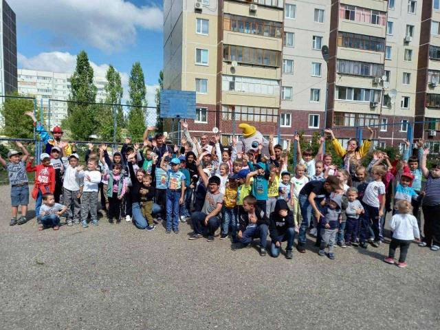 В ТОС «Репино» в выходные прошел праздник для первоклашек. Подарки получили все 50 будущих школьников